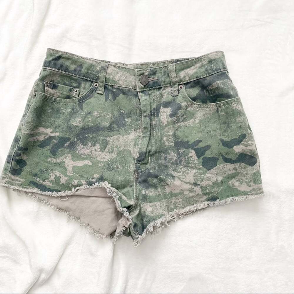 BDG camouflage high rise DREE cheeky jean shorts camo size 28